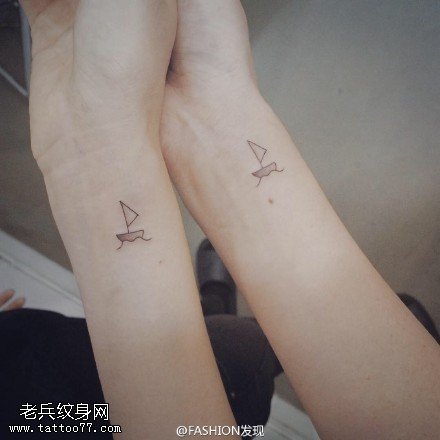 手臂上的小帆船纹身图案