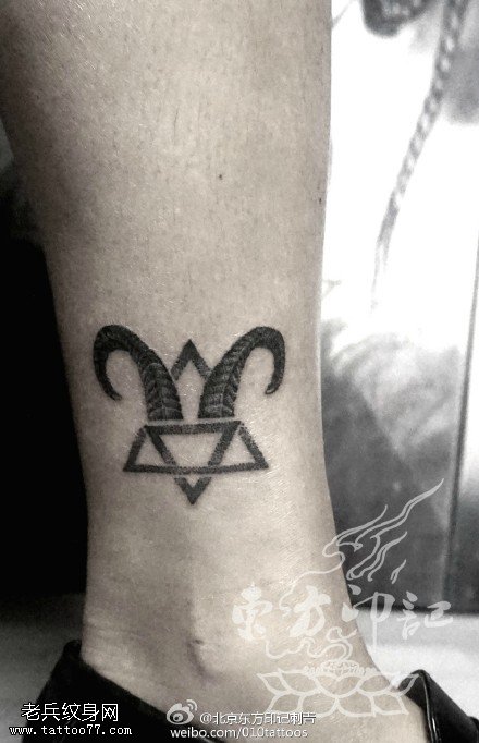 脚腕上的羊角图腾纹身图案