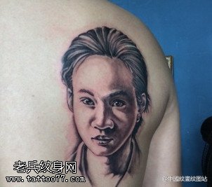 肩膀帅哥肖像纹身图案