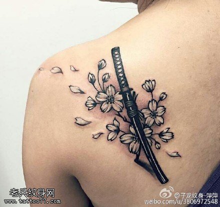 肩膀复古樱花纹身图案