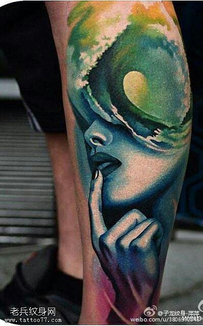 小腿涂鸦风美女纹身图案