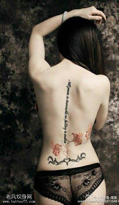 背部英文花卉纹身图案