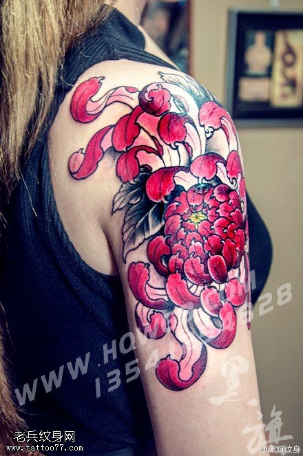 肩膀大菊花纹身图案