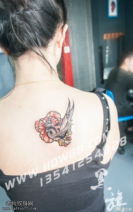 背部的小鸟纹身图案