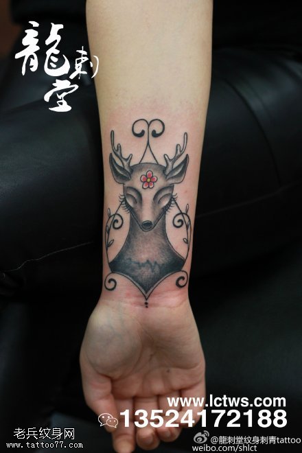 手部点刺单色闭眼鹿头纹身图案