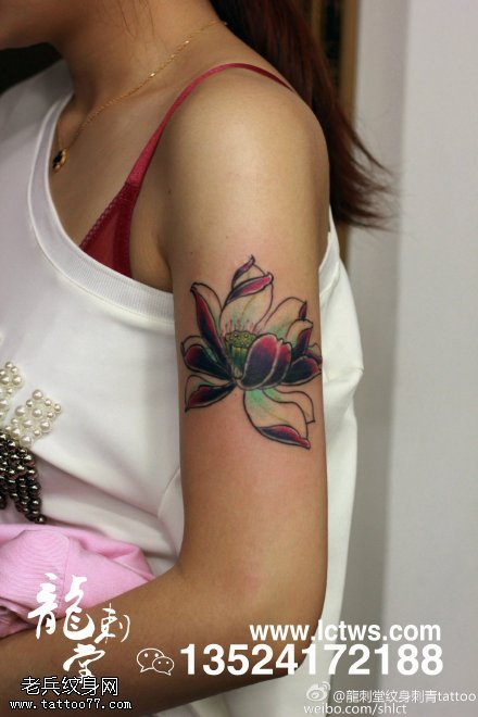胳膊绛红色莲花纹身图案