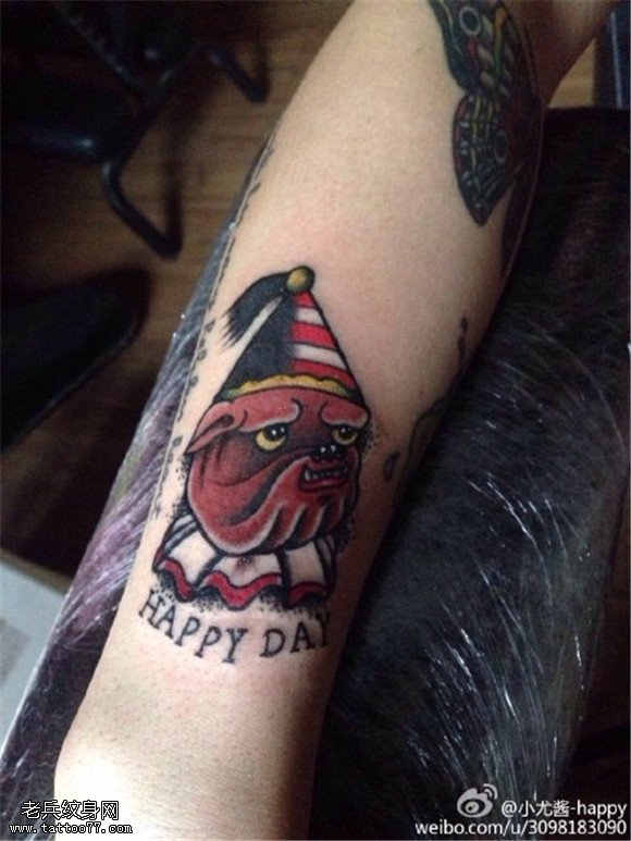 手臂彩色汪星人纹身图案