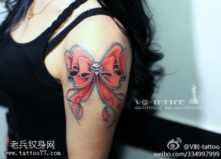 红色美丽蝴蝶结纹身图案