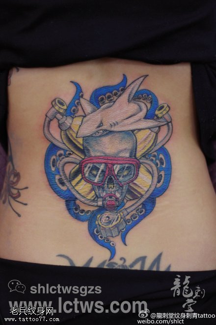 腰部宝蓝色小鲨鱼水下骷髅纹身图案