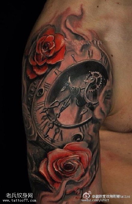 手臂赤红色诡异时钟纹身图案
