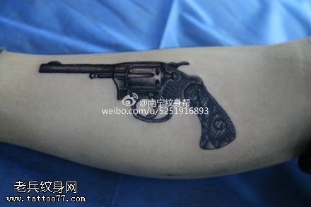 逼真立体的小手枪纹身图案