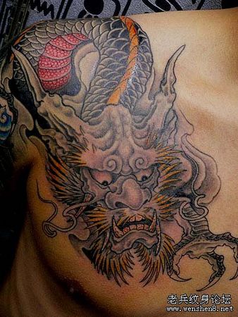 披肩龙纹身图案:一款胸部披肩龙龙头纹身图案
