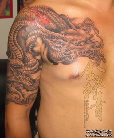 一款经典时尚披肩龙纹身图案