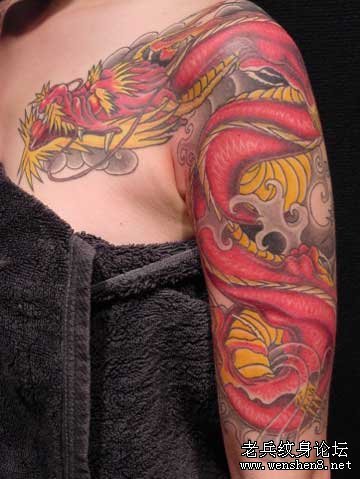 一款美女手臂彩色披肩龙纹身图案