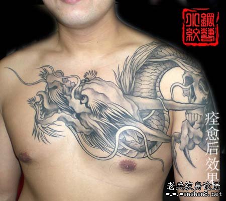 一款胸部超霸气的披肩龙龙头纹身图案