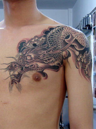一款经典帅气的胸部披肩龙过肩龙龙头纹身图案