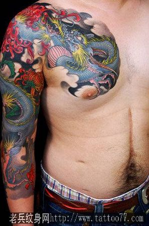 披肩龙纹身图案:一款彩色半胛披肩龙菊花纹身图案