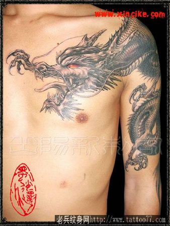 一款超霸气的欧美素描披肩龙纹身图案