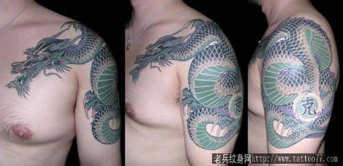 披肩龙纹身图案:一款时尚经典彩色披肩龙纹身图案