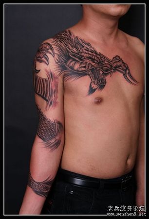 一款霸气的欧美撕皮披肩龙纹身图案