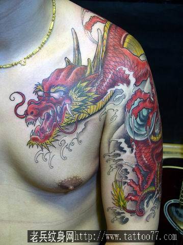 一款时尚经典彩色披肩龙纹身图案