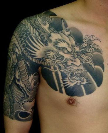 披肩龙纹身图案:一款经典半胛披肩龙纹身图案