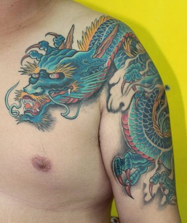 披肩龙纹身图案:经典帅气彩色披肩龙纹身图案