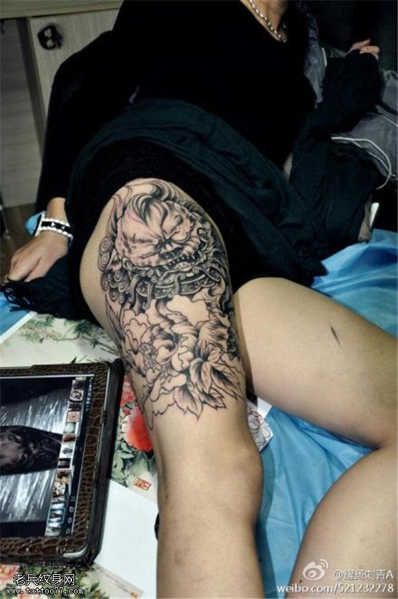 腿部唐狮牡丹纹身图案