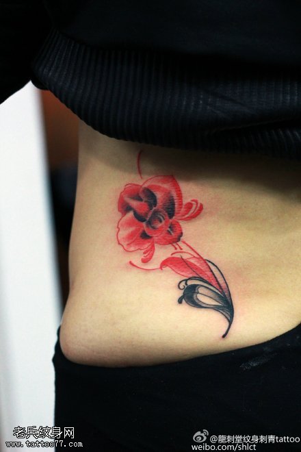 腰部美丽玫红色小花纹身图案