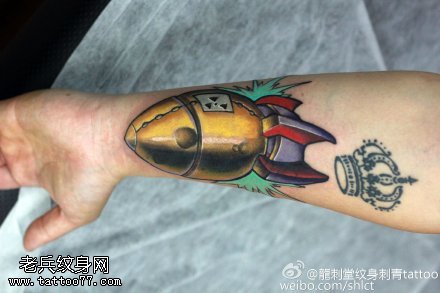 胳膊美丽原子弹纹身图案