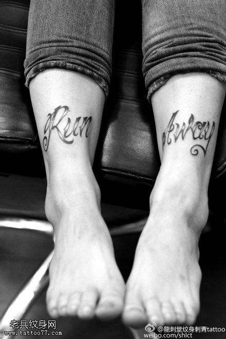 欧美风双脚英文花体纹身图案