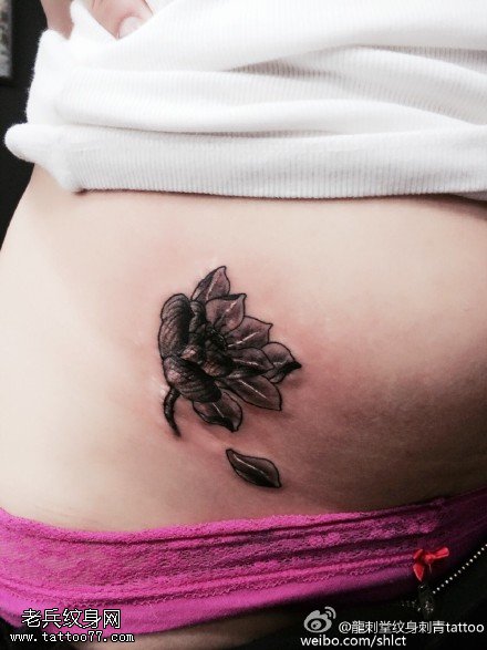腰部小荷花纹身图案