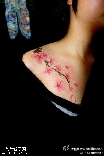 肩头樱花纹身图案