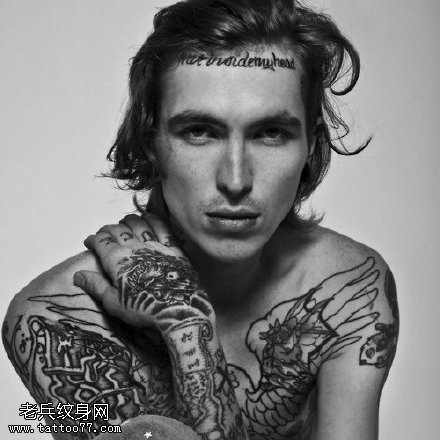 欧美风帅哥纹身图案