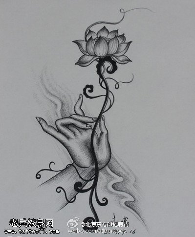精美的手持莲花手稿纹身图案