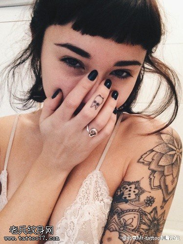 欧美风美女梵花纹身图案