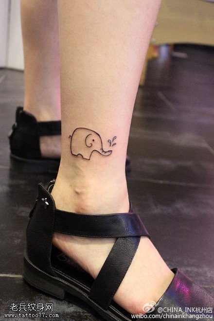 清新的点刺小象纹身图案