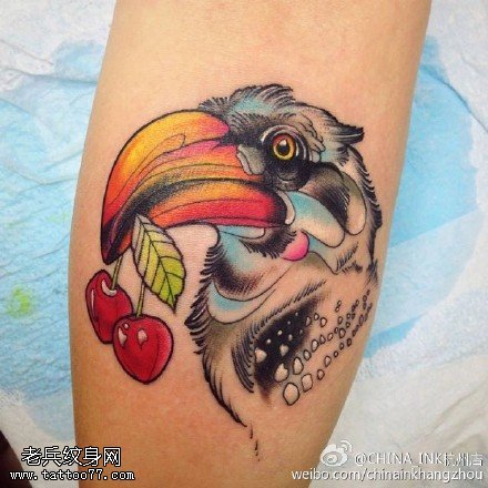 有趣的乌鸦吊樱桃纹身图案