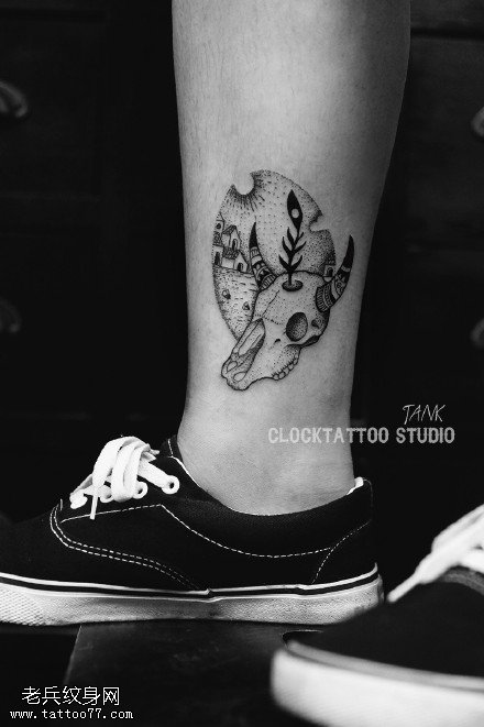 电池抽象的牛骷髅纹身图案