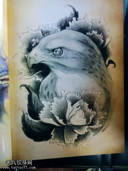 一款牡丹老鹰纹身图案