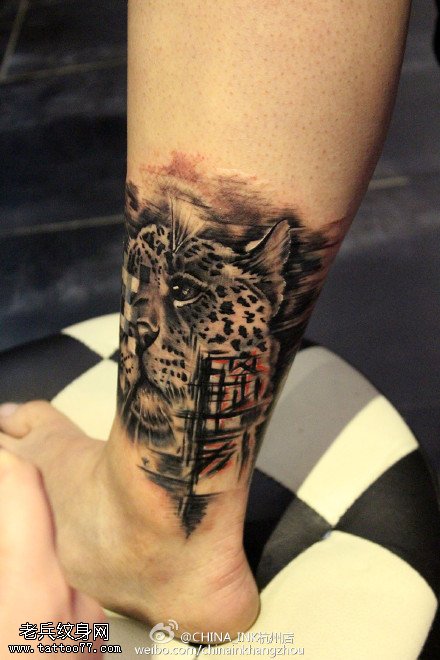 腿部豹子纹身图案