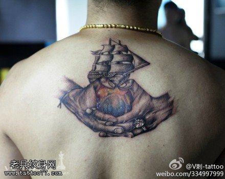 静谧双手握船纹身图案