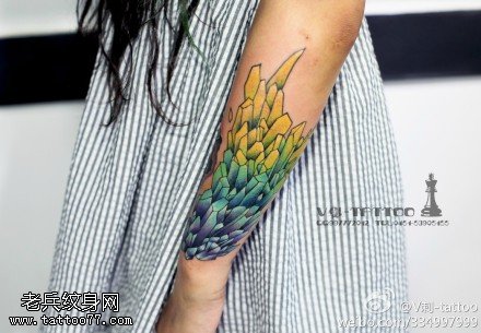 彩色帅气石柱纹身图案