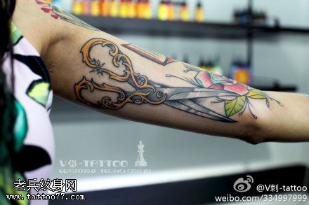 彩色炫酷剪刀纹身图案