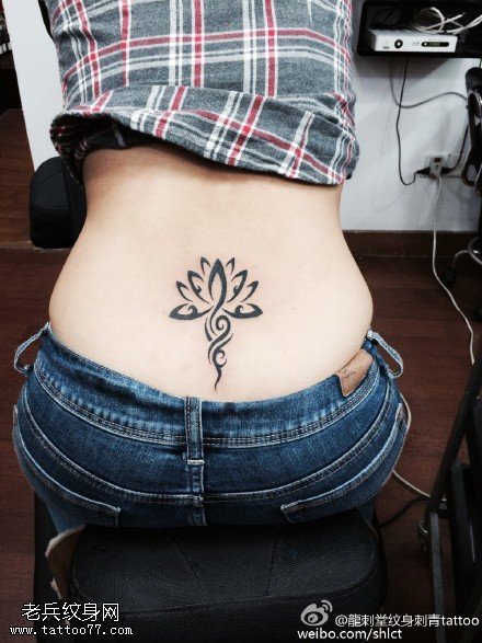 腰部点刺莲花美丽妖娆纹身图案