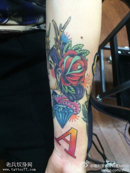 玫瑰大花鹿女纹身图案