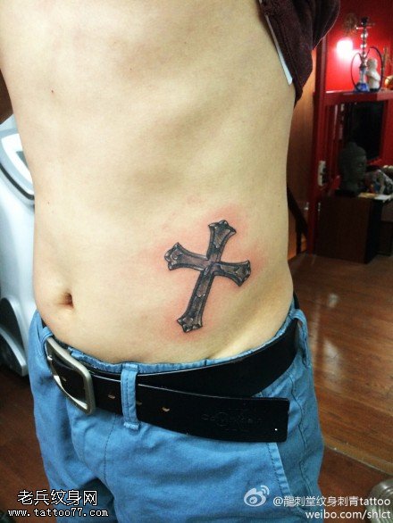腰部点刺美丽十字架纹身图案