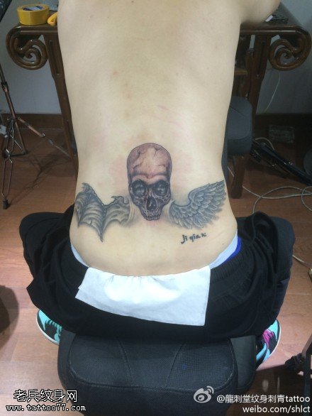 腰部恐怖双翅骷髅纹身图案