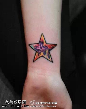 彩绘五角星纹身图案