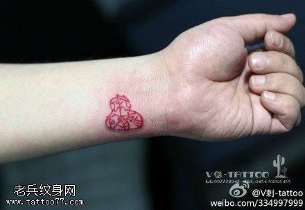 红色小巧葫芦纹身图案